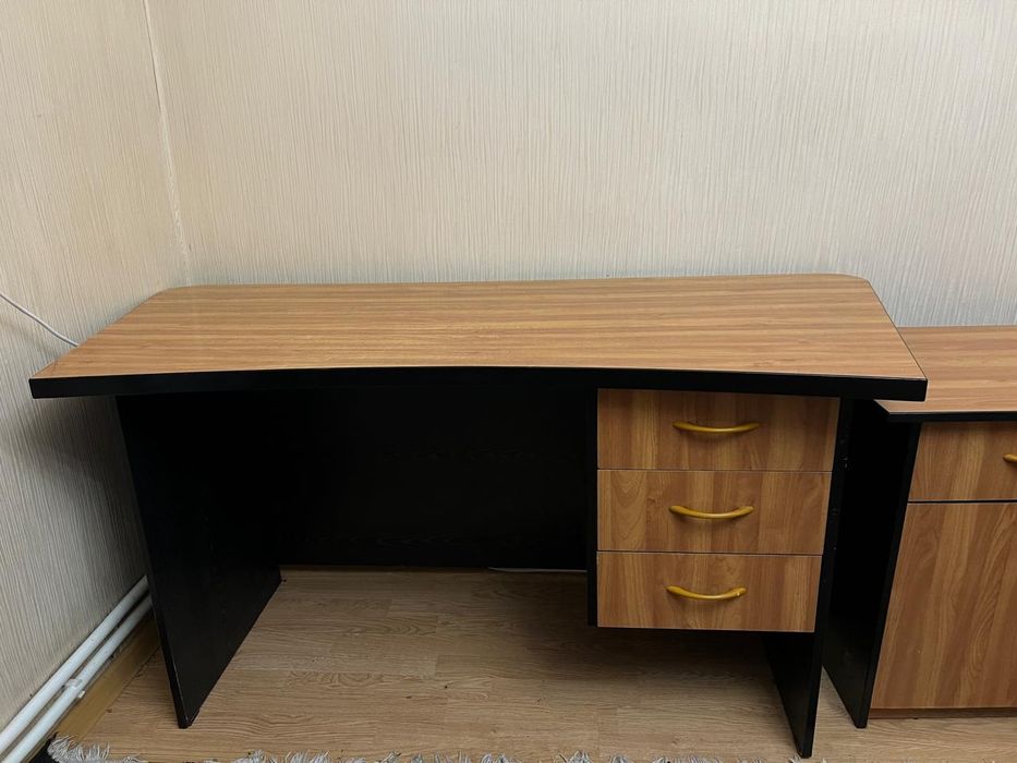 Офисные столы  комфортные комплект 3шт