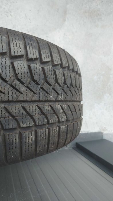 Продавам Гуми 235/40/18 зимни