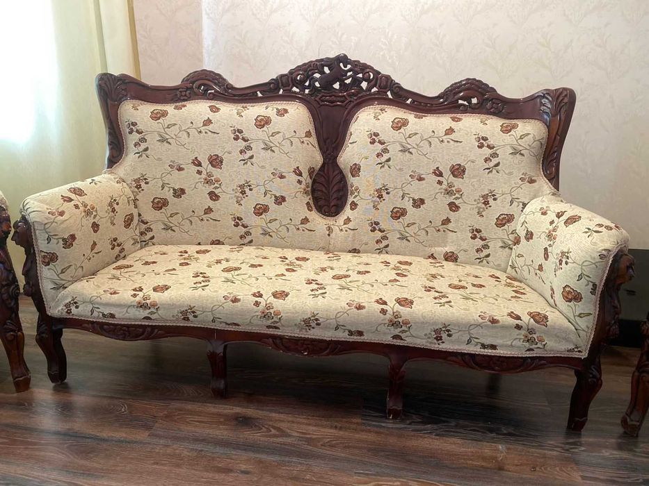 Диван Антикварный для гостиной