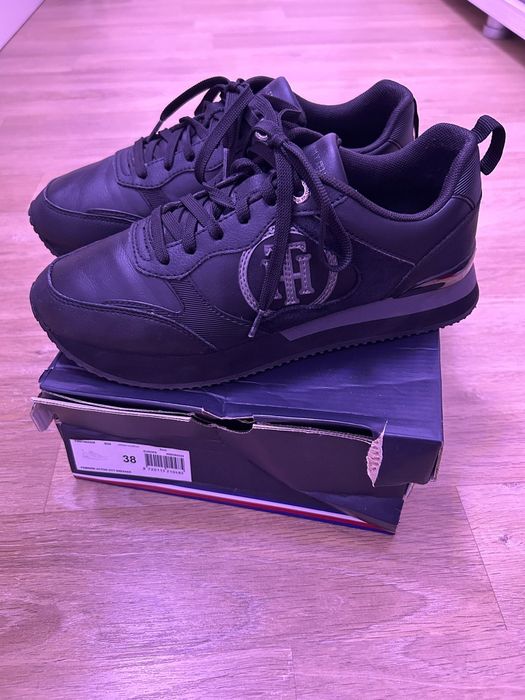Adidasi Tommy Hilfiger și Reebok