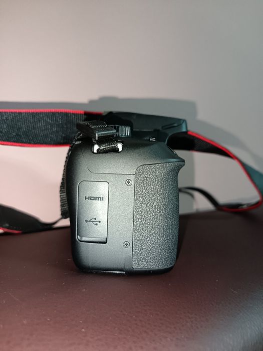 Продавам CANON EOS 4000D на два месеца + два обектива