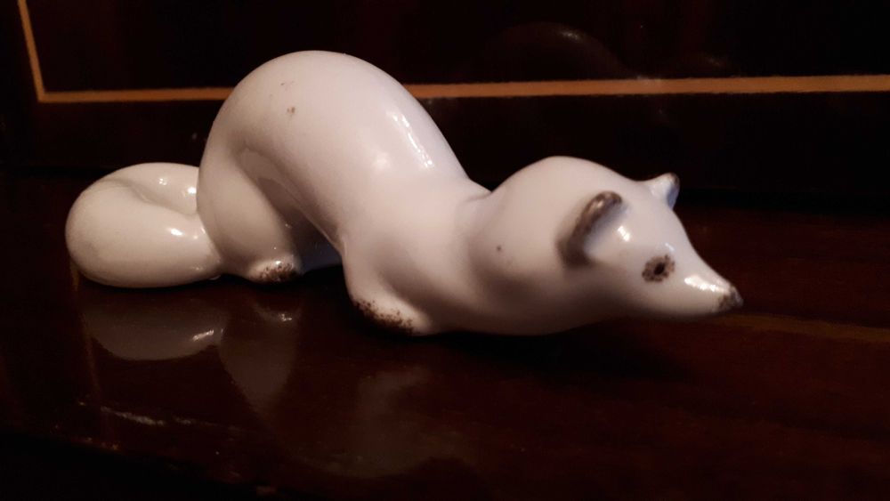 Фарфоровая статуэтка "Ласка" (Полонский завод художественной керамики)