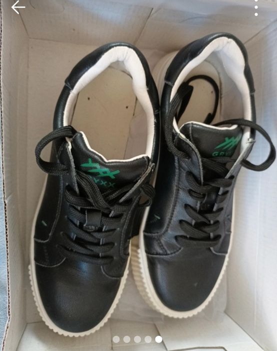 Vând papuci de stradă.