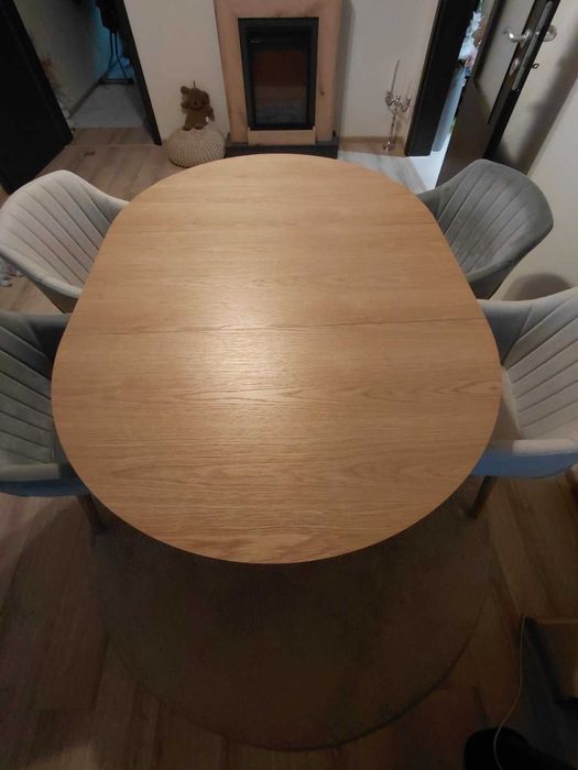 Трапезна маса с трапезни столове