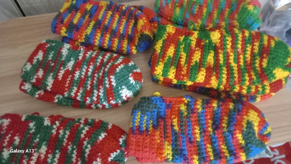 Предлагам ръчноплетени чорапи и терлици