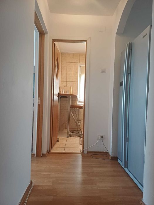 Proprietar,  inchiriez apartament renovat recent, compus din  2 camere, bloc reabilitat recent,  situat la 5 minute de statia de metrou Piata Sudului