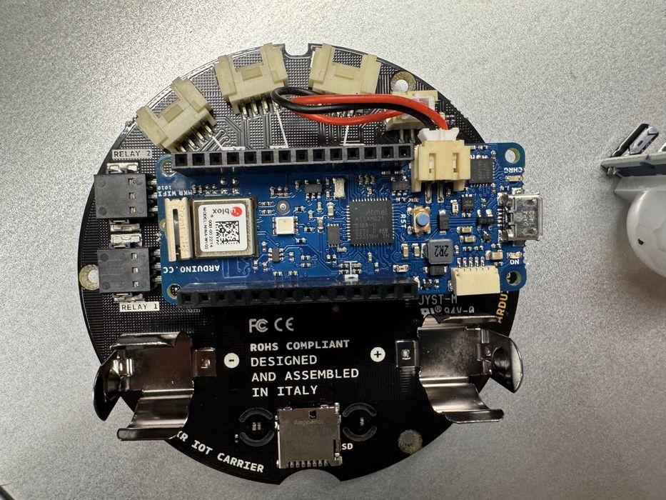 Arduino MKR WiFi 1010 + MKR IoT Carrier + senzori