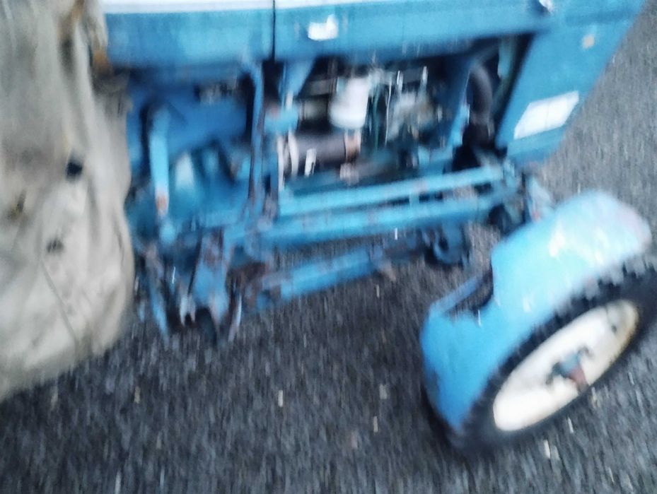 Vând tractor Ford 2000