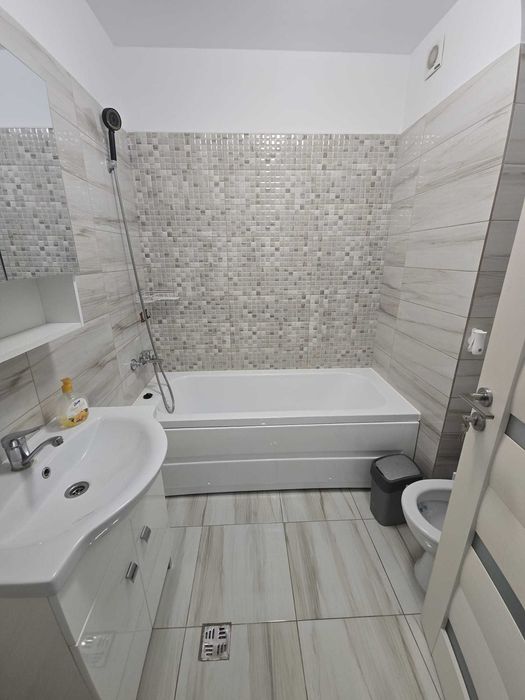 inchiriez apartament cu 2 camere in Complex Bucium Confort