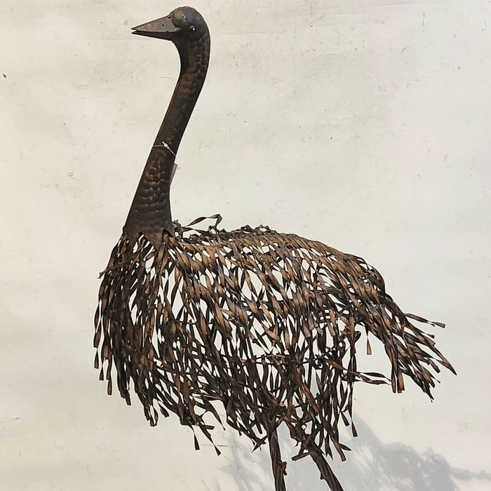 Комплект метални скулптури „Ему“