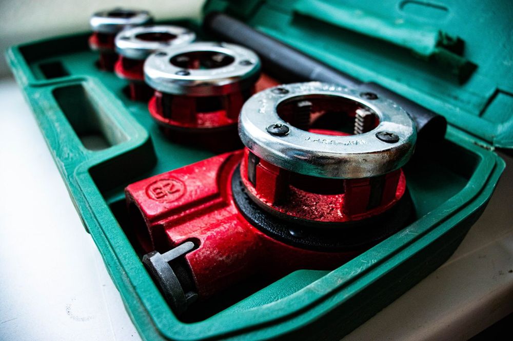 Набор для нарезки резьбы труб Ермак