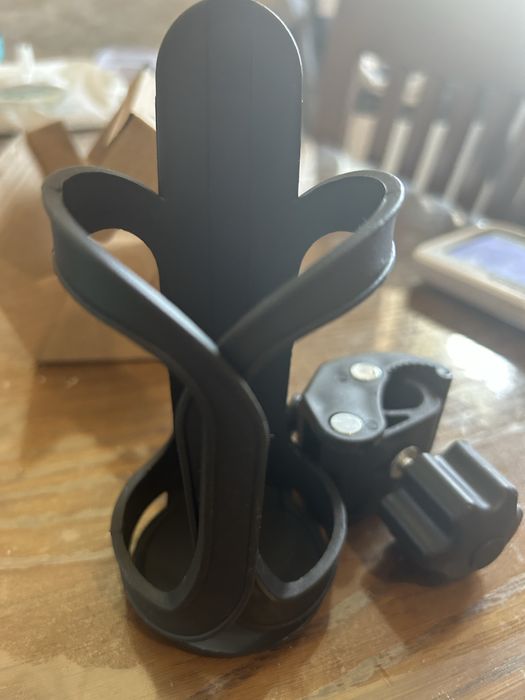 Униревсална поставка за чаша или шише