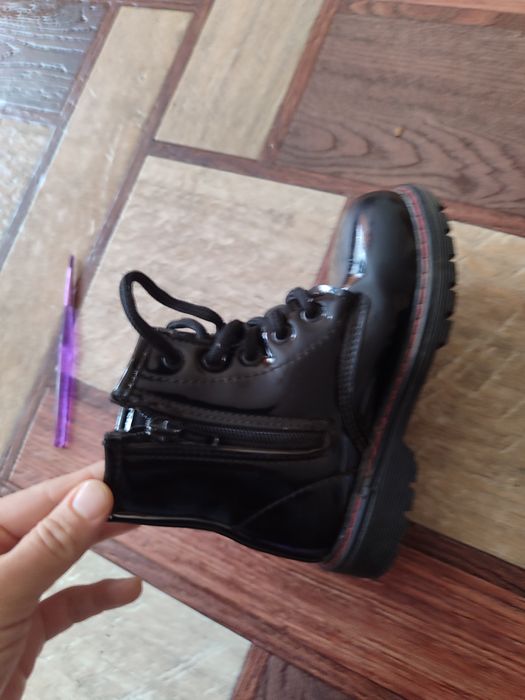 Продам осенние ботинки на девочку 26р