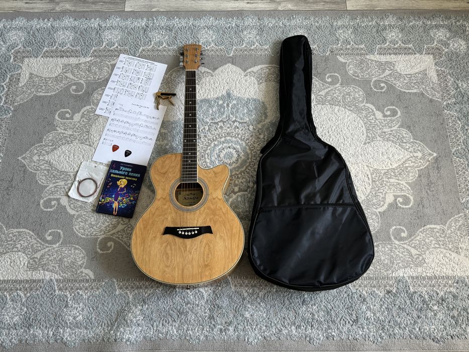 Акустическая Гитара Adagio с набором аксессуаров.