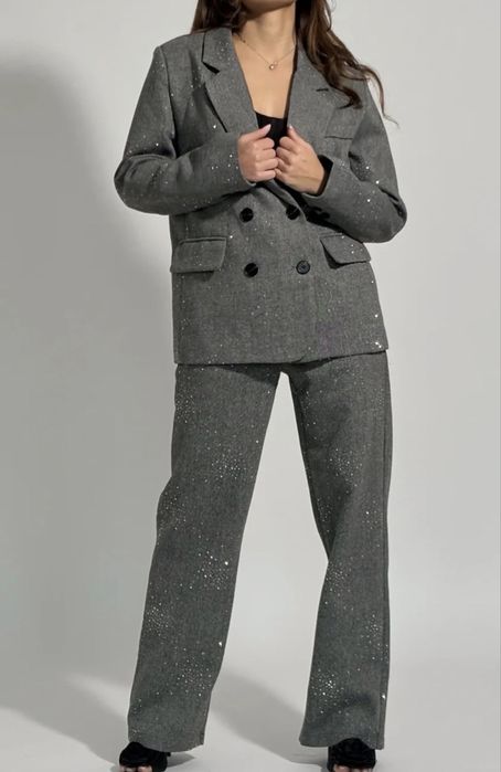 Вълнен костюм с камъни