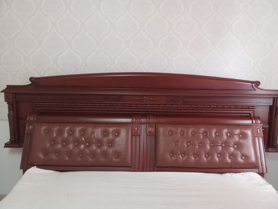 Продам двуспальную кровать с матрасом