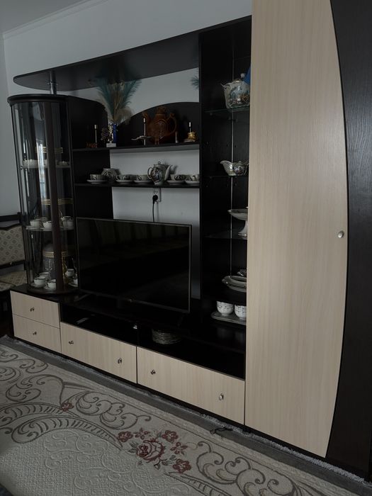 Продам стенку в хорошем состоянии .