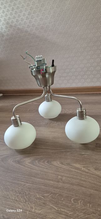 Продам люстру 3-х рожковую.