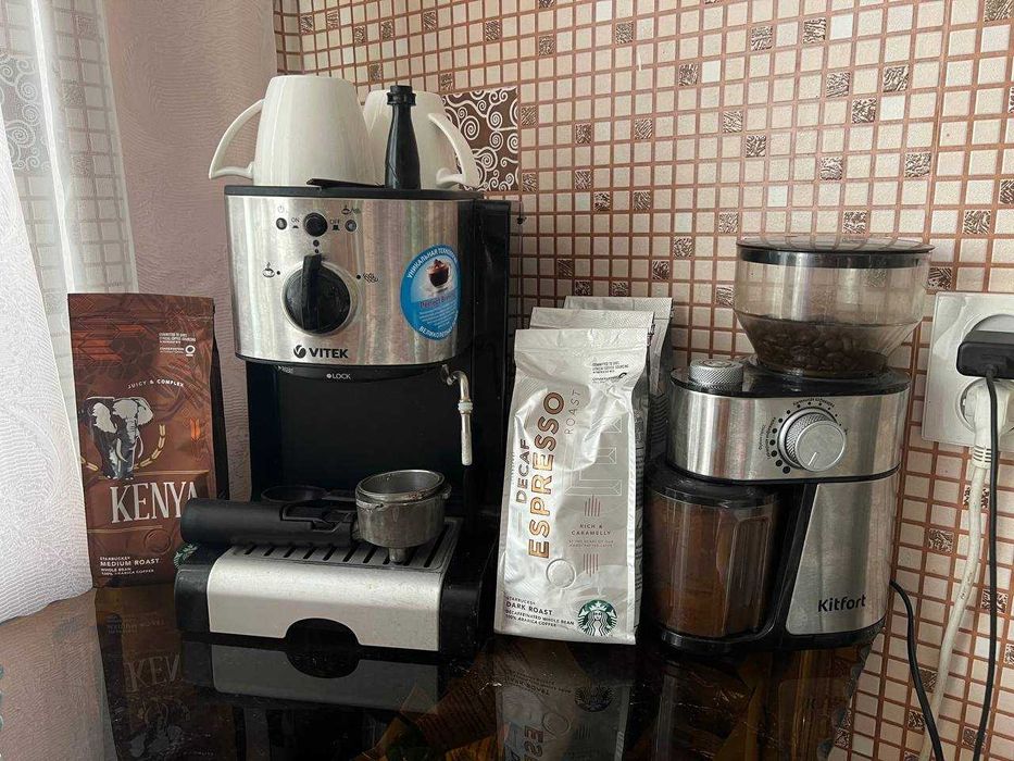 Кофе машина Vitek , кофе молка Kitfort и запас кофе Starbucks