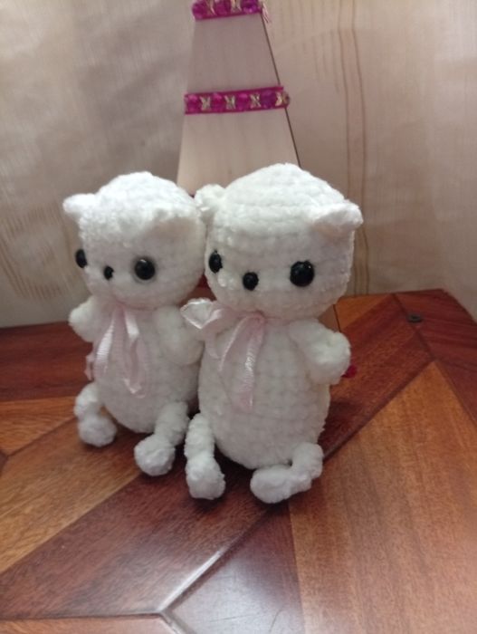 Вязаные  белые котики