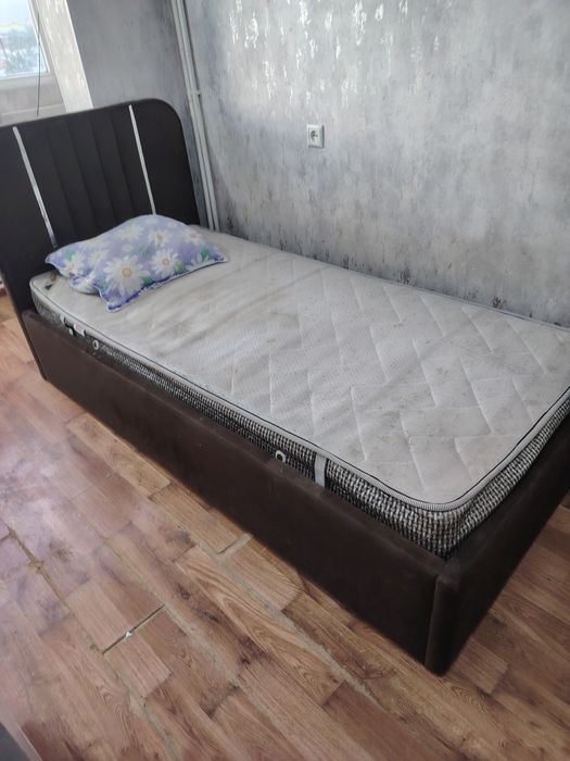 Продается кровать одна спальная б/у немного использованая 1,5м 1млн