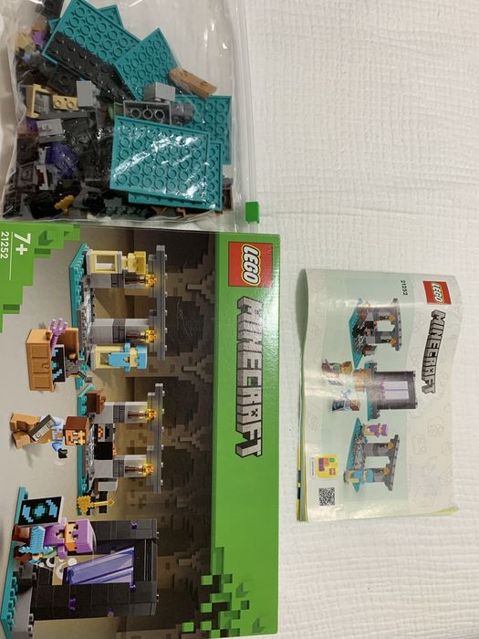 Lego 21252 - The Armoury