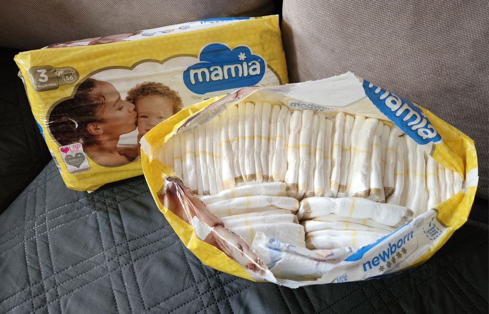 Продавам 2 пакета памперси Mamia