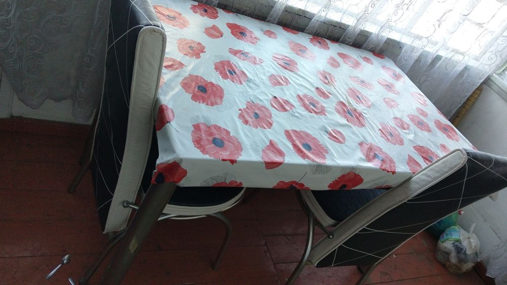 Стол и стулья продам