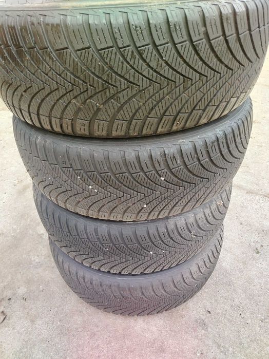 De vanzare set de anvelope cu dimensiunea de 185/65R15.Am si alte dimensiuni