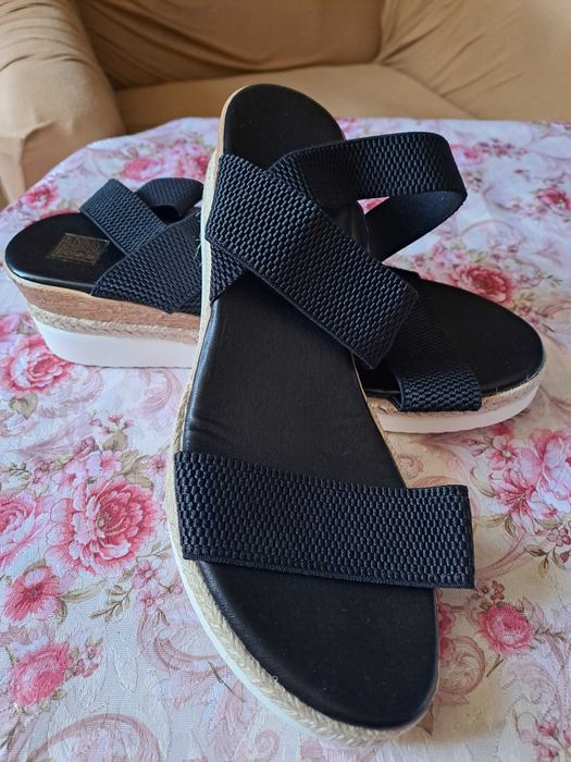 Сандали - пише 42 номер,  но отговарят на 41