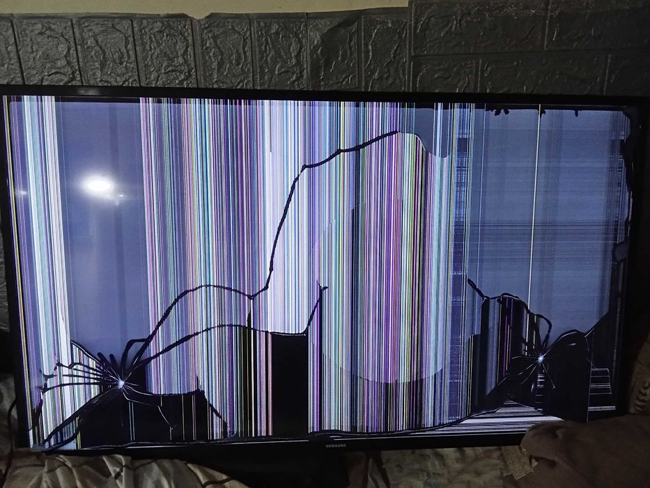 TV Samsung smart  UE40JU6000W vând pentru piese