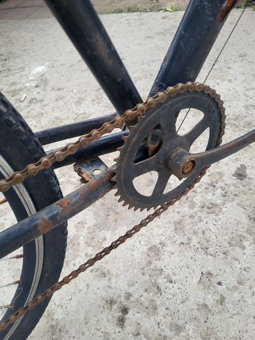 Bicicleta veche cu nevoi de reparații