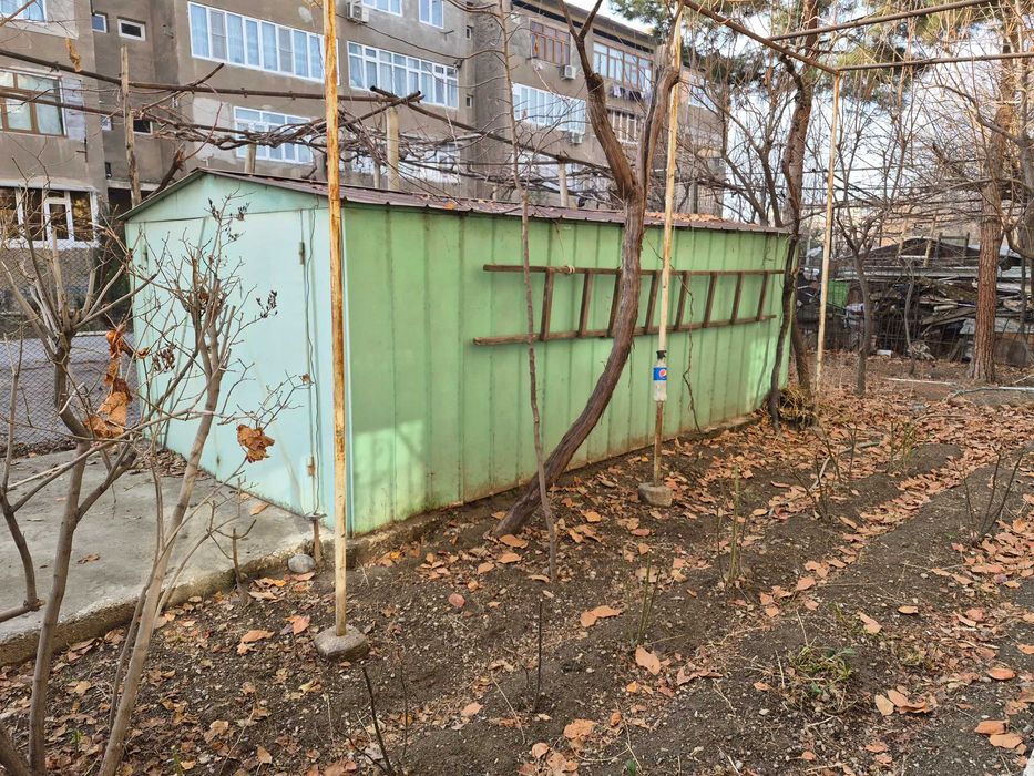 Железный заводской гараж