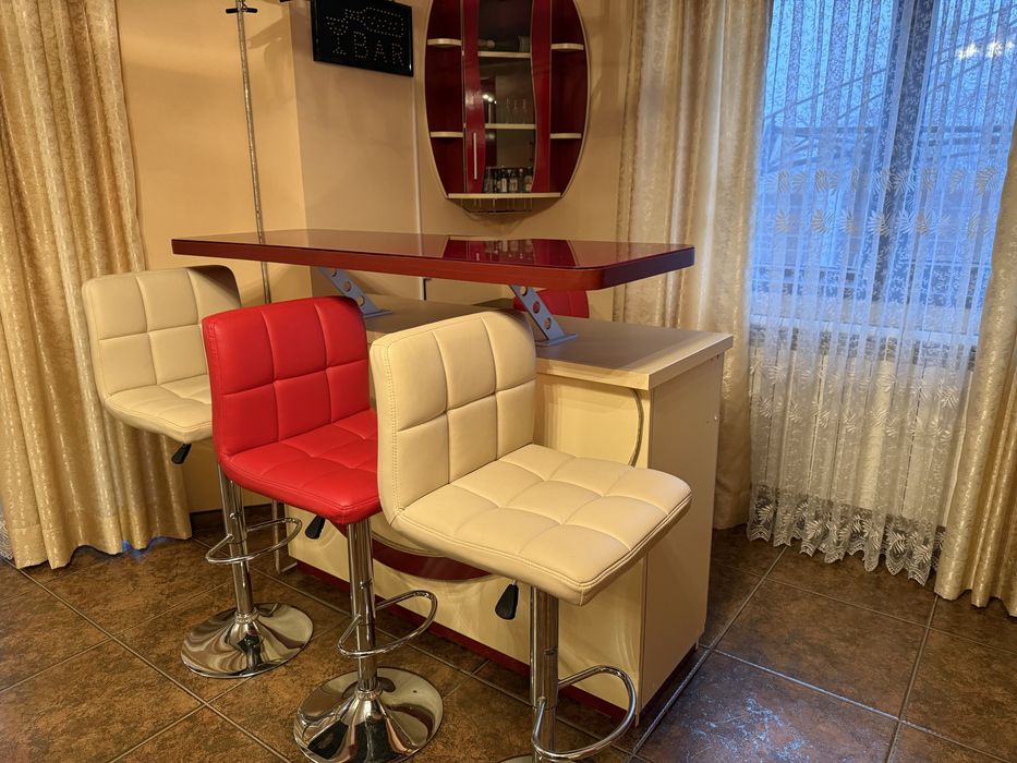Bar, 4 scaune piele, suport sticle