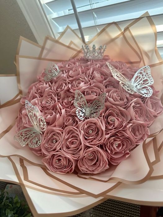 Персонализиран букет от сатенени  рози