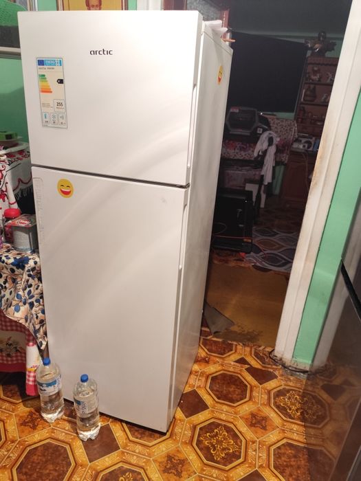 Vând frigider vechi artic in stare buna