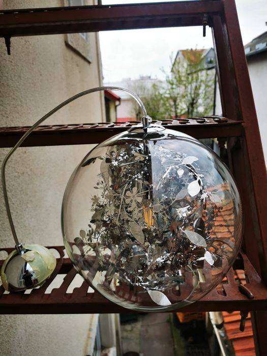 Vând lustra glob de sticla circa 30cm diametru model deosebit