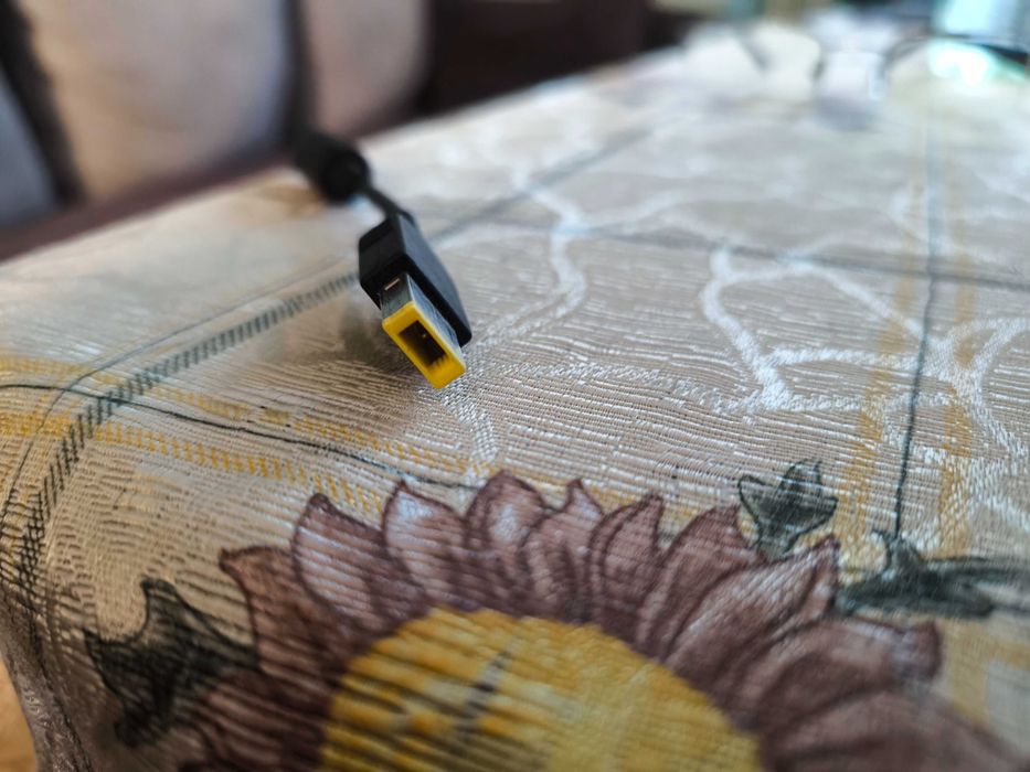 Продавам лаптоп за части + зарядно