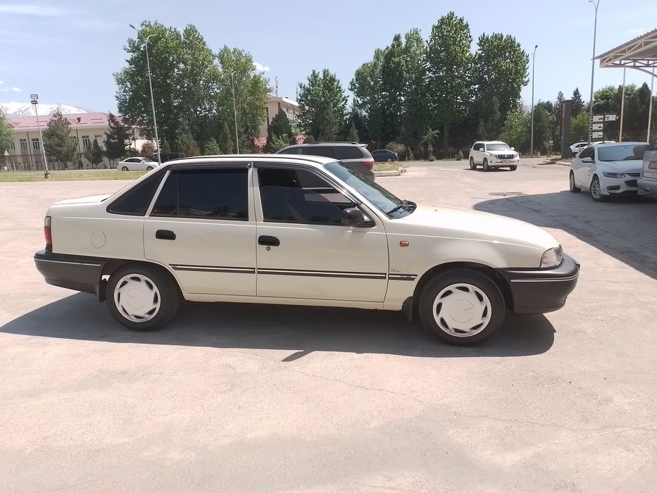 Nexia sotiladi bir qo'l