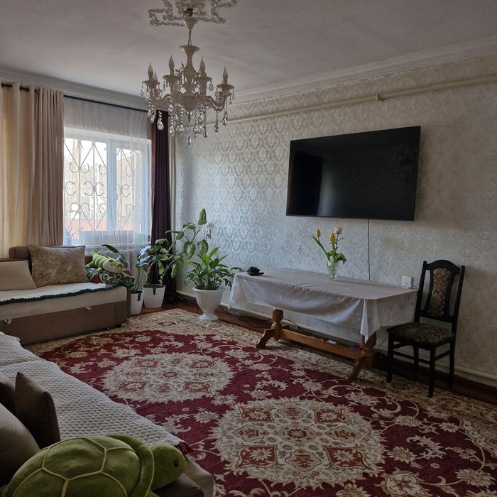 Продаётся большой дом.