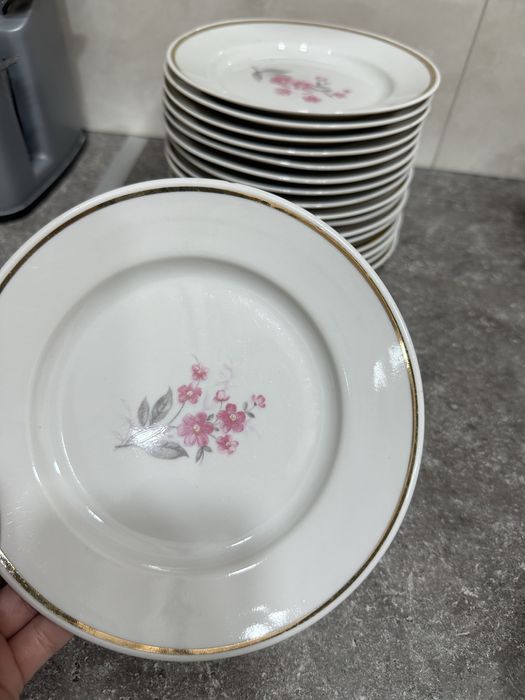 Тарелки в большом количестве