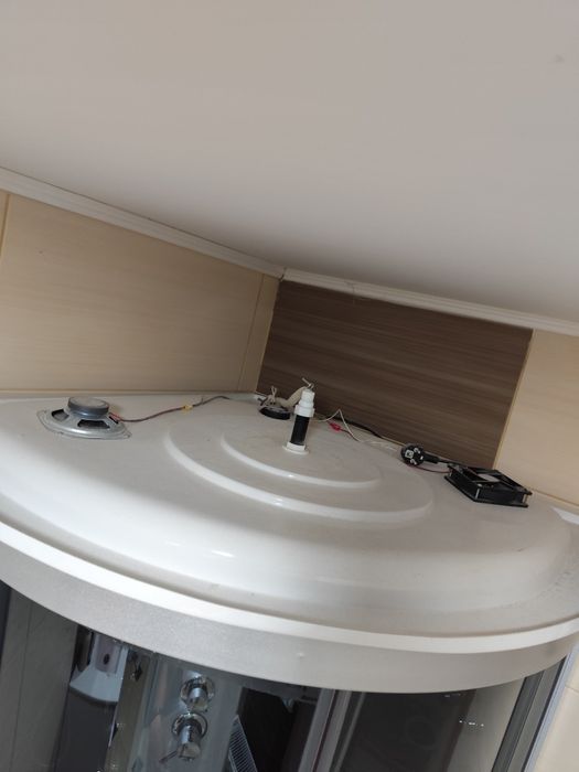Cabină de duș  pe colț cu Hidromasaj, Radio și Cădiță Înaltă