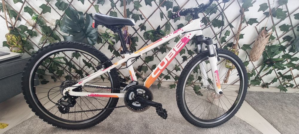 Bicicleta Cube R24 de fete
