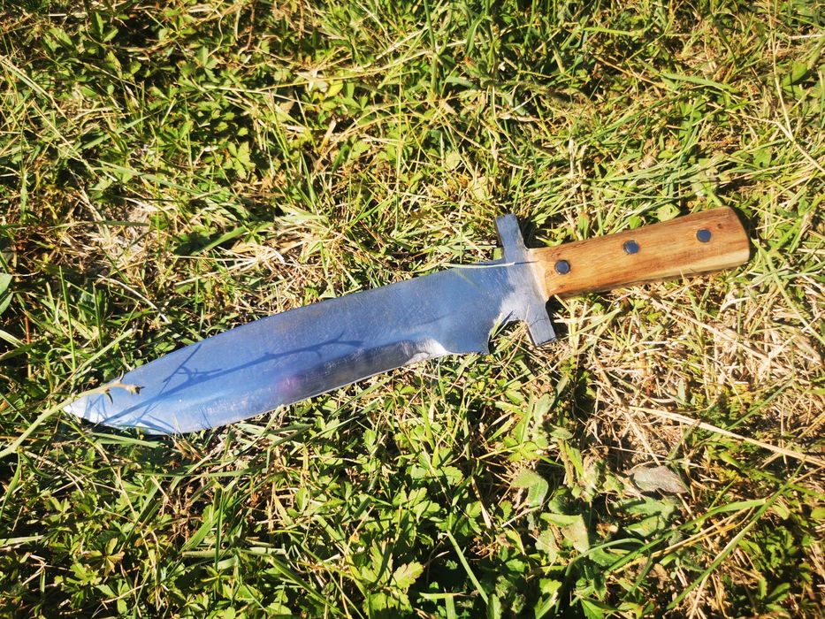 Cuțit de vânătoare / supraviețuire din oțel arc – Mâner salcâm, 32 cm
