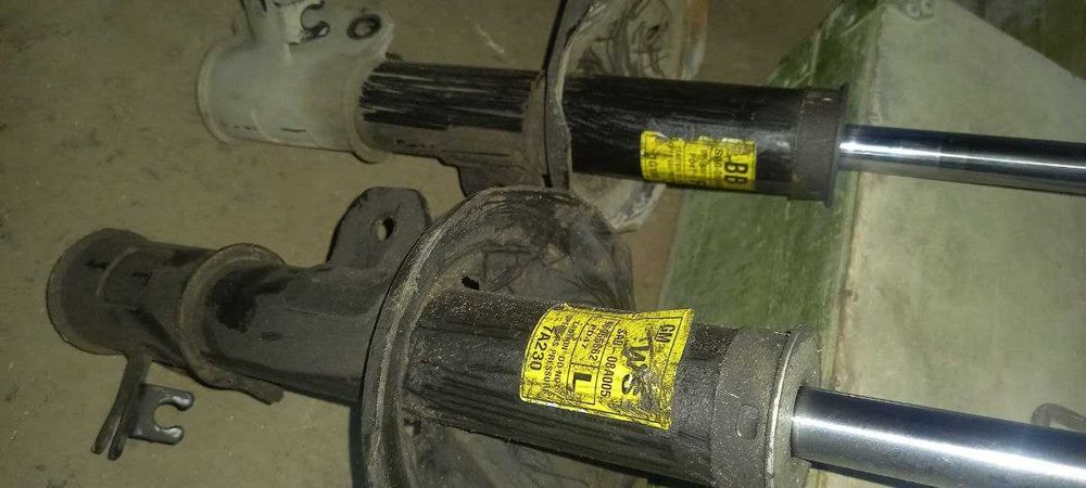 аммотризаторы ласетти передние 2 шт   б.у.