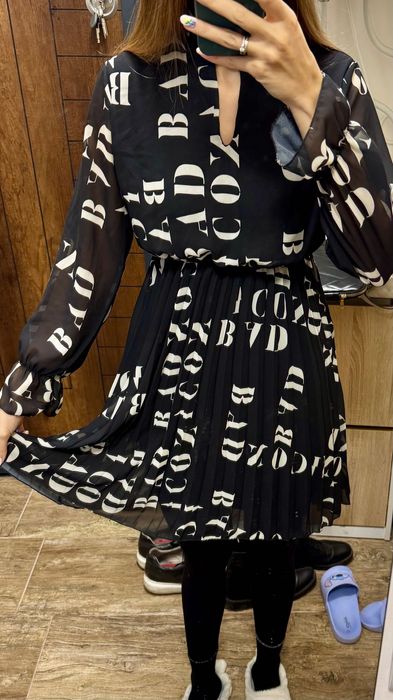 Есенна рокля черно и бяло плисе