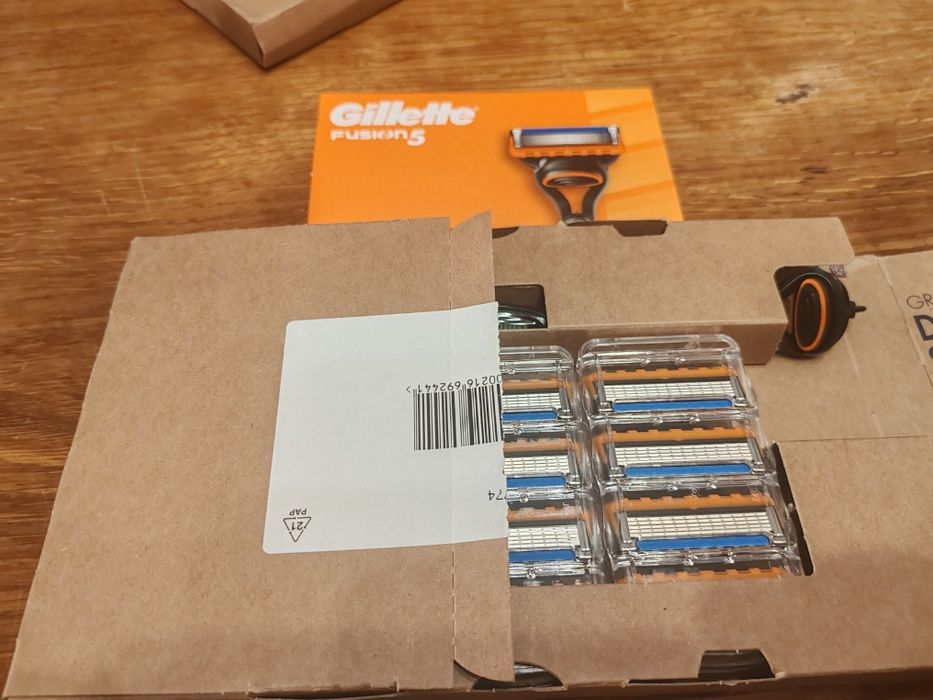 Set Gillette Fusion5   12 rezerve nou sigilat
Set complet original aparat + 12 rezerve
5 lame pentru ras precis si confortabil
Produse sigilate