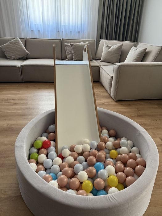 Tobogan cu piscina bile