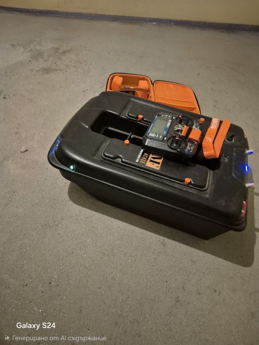 Лодка за захранка с GPS  автопилот и дълбокомер