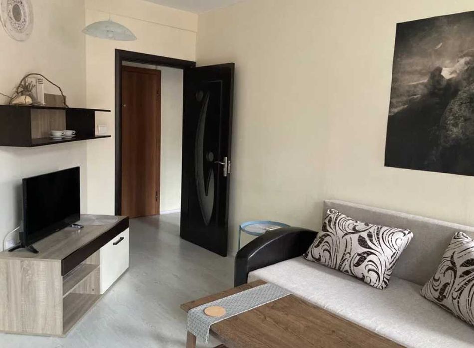 Дава се под наем Двустаен апартамент в Пловдив, Център - 42 кв.м за 383 € - Снимка #1